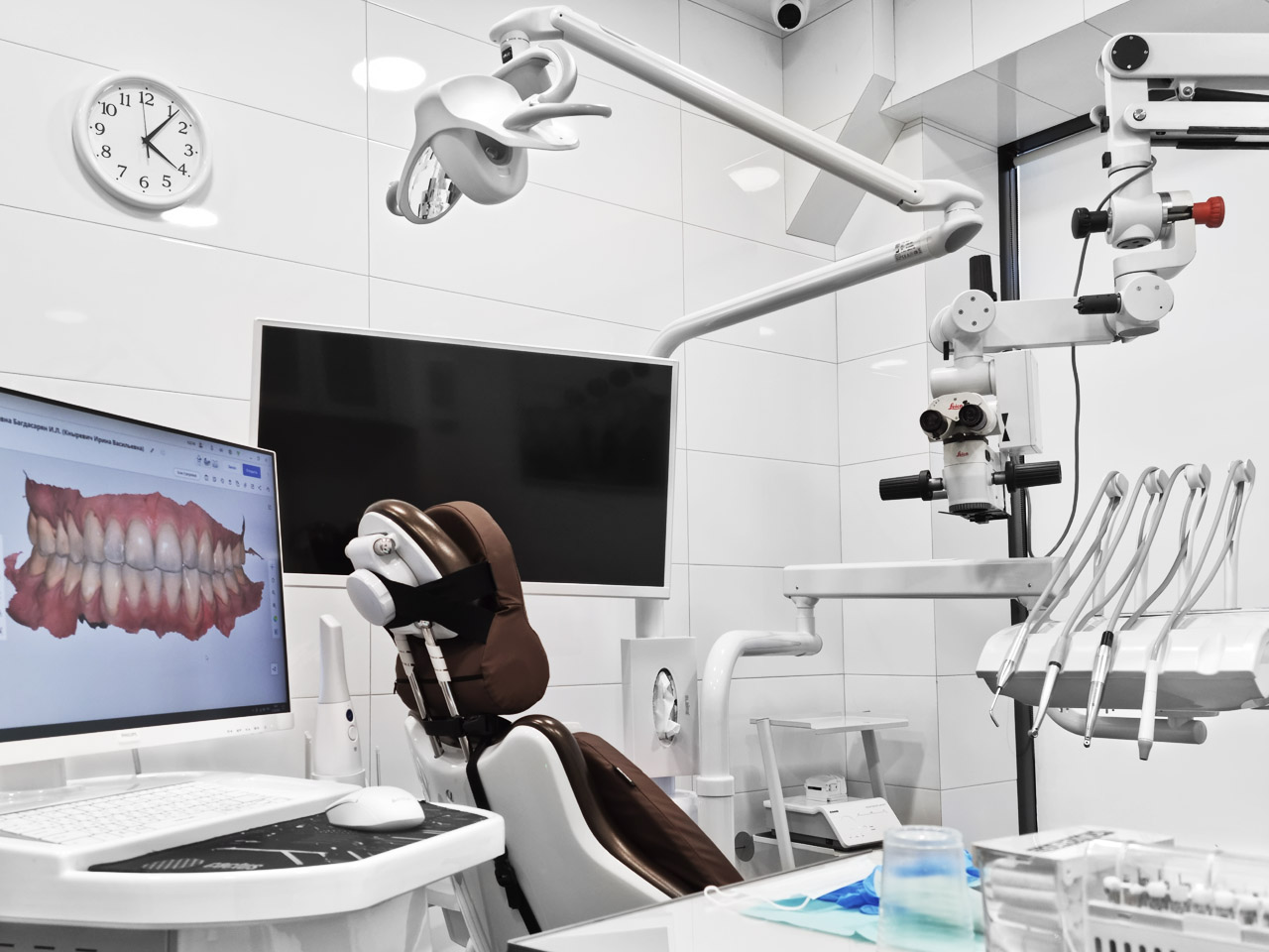 Кабинет лечения зубов под микроскопом в стоматологии КДС Клиник в Западном Дегунино